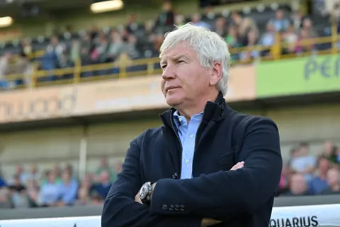 بعد عزله من منصبه.. مارك بريس لـ "يلا كورة": لم تتم إقالتي من الكاميرون.. ومن الصعب العمل في مناخهم